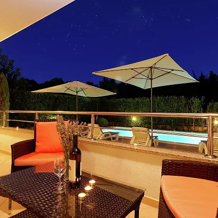 Modern In With Private Swimming Pool Задар